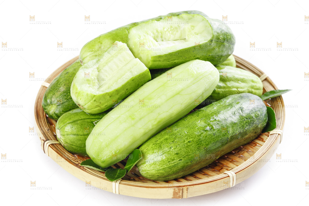 篮子里装着蔬菜黄瓜