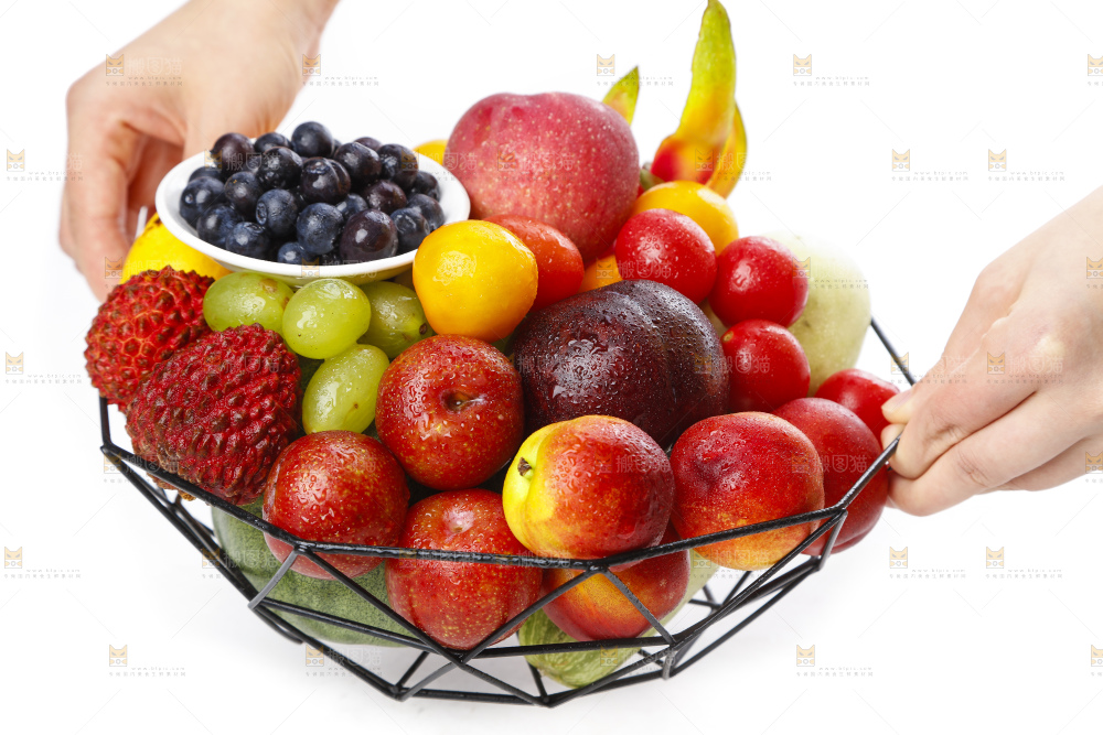 篮子里装着水果组合