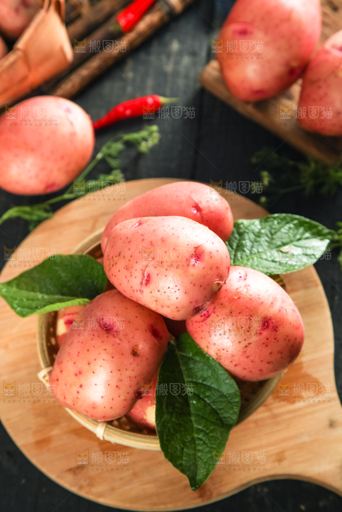 篮子里放着红皮土豆