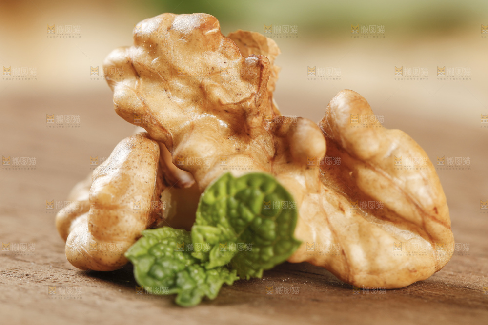 木底上摆放着纸皮核桃