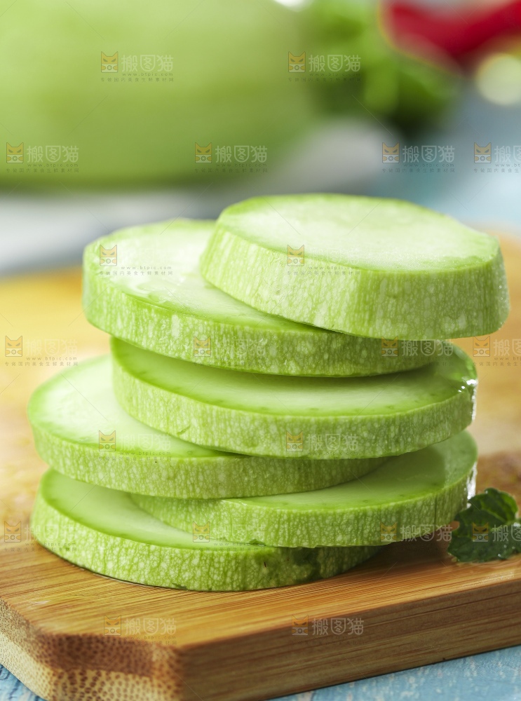木板上摆放着新鲜西葫芦