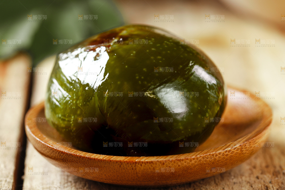 碟子里装着艾草青团