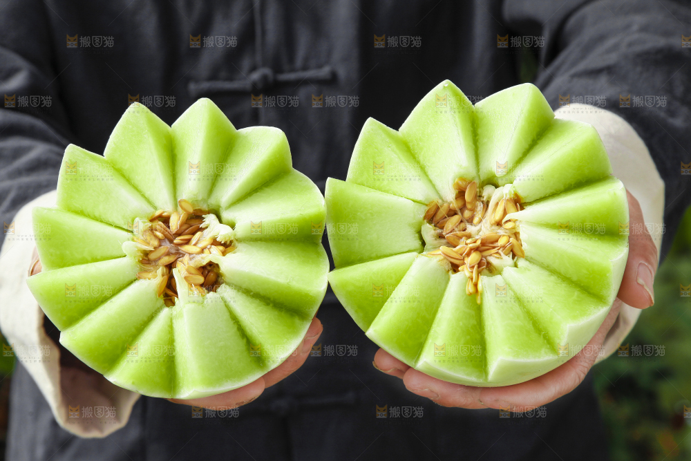 手里拿着玉菇香瓜
