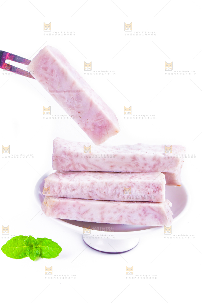白底上摆放着新鲜芋头