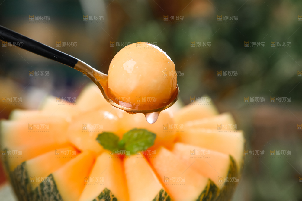 摆放着切开的哈密瓜