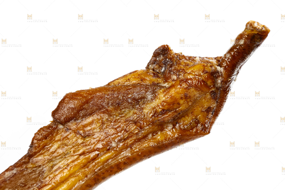 白底上摆放着柴火腊肉