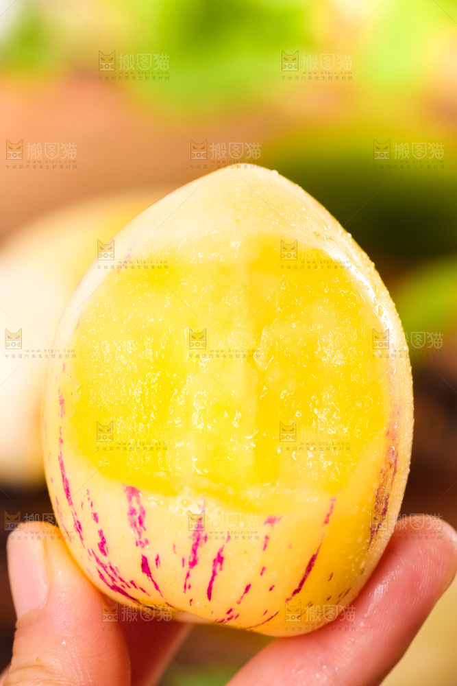 手里拿着黄心人参果