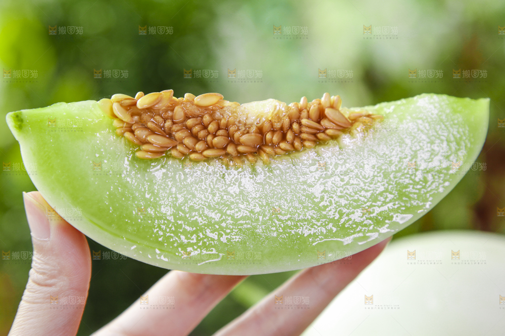 手里拿着玉菇香瓜