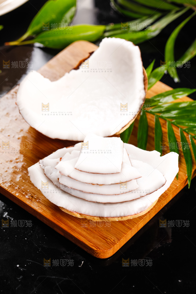 木板上摆放着进口椰子