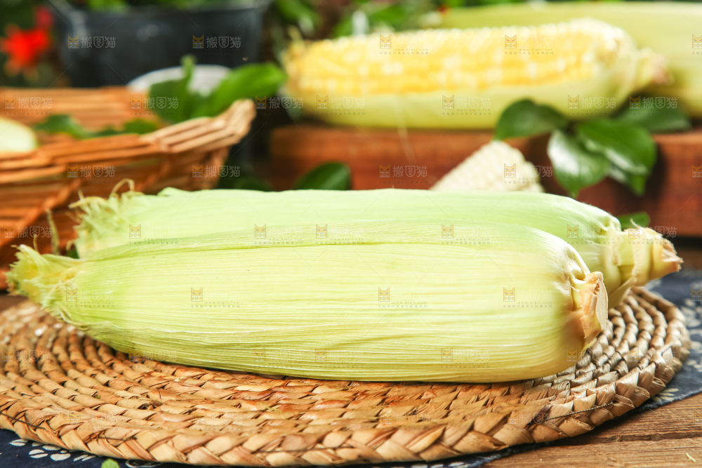 编织垫上放着玉米