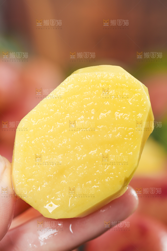 手里拿着土豆