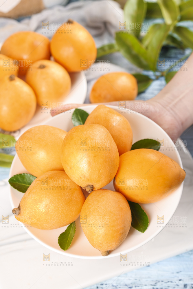 手里拿着枇杷果