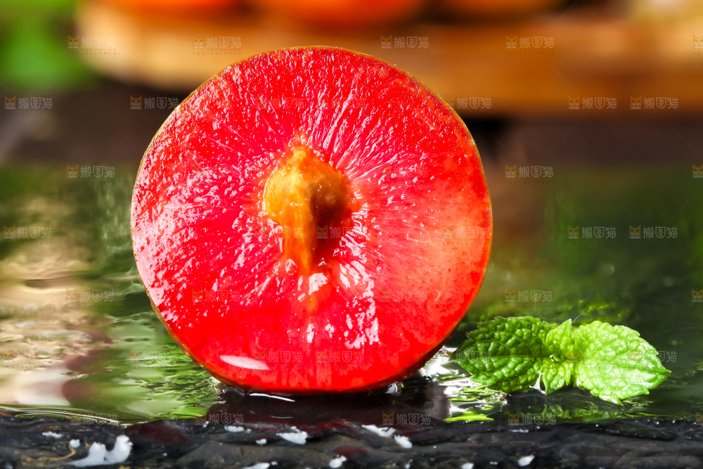 黑底上放着红心三华李