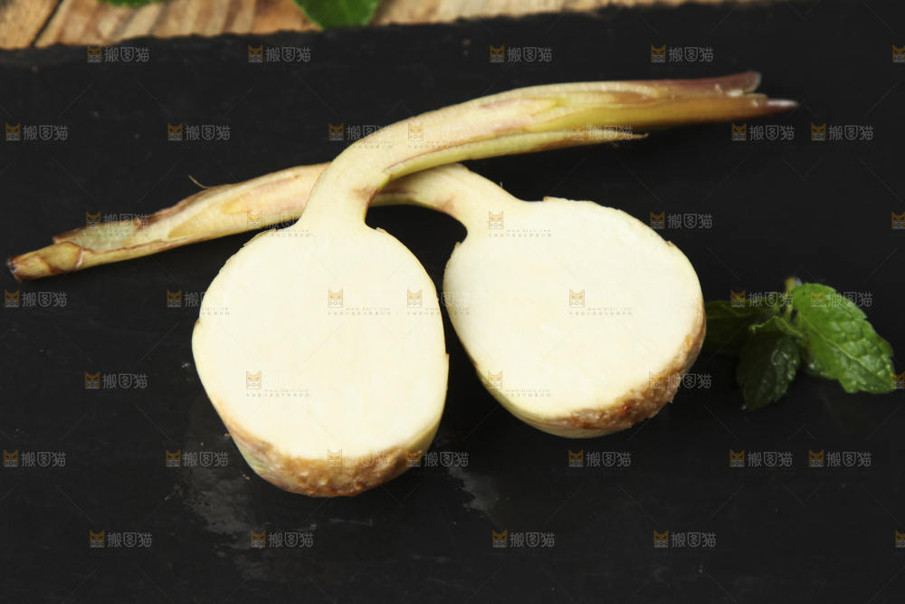 黑底上放着云南新鲜茨菇