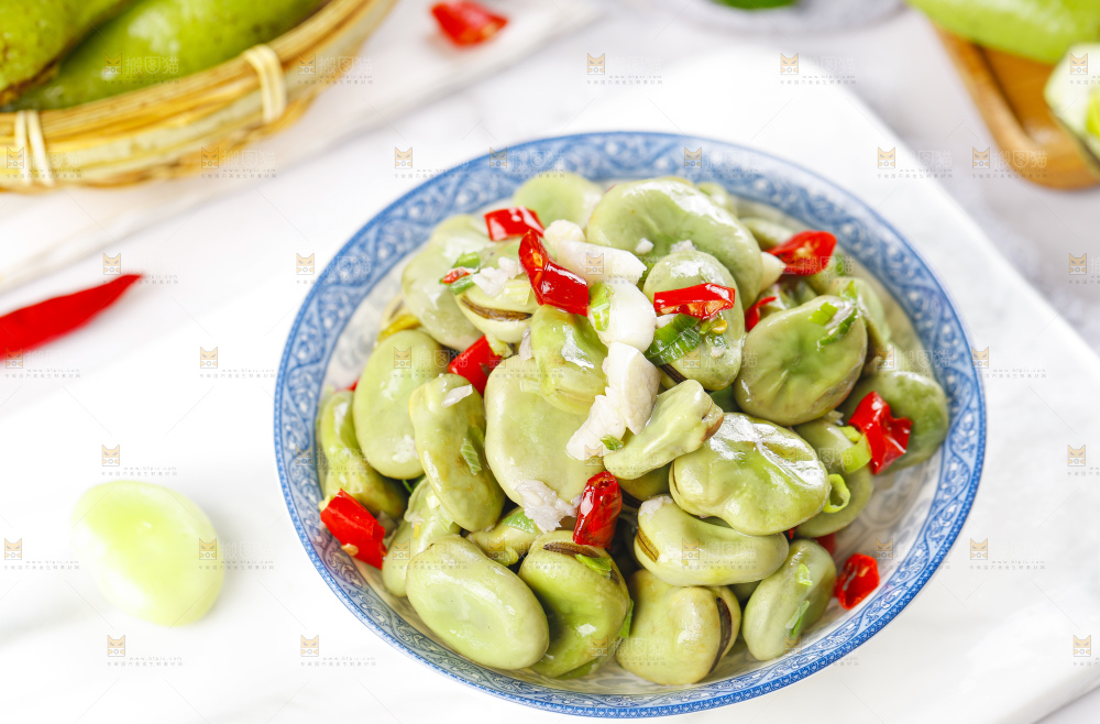 盘子里装着炒蚕豆