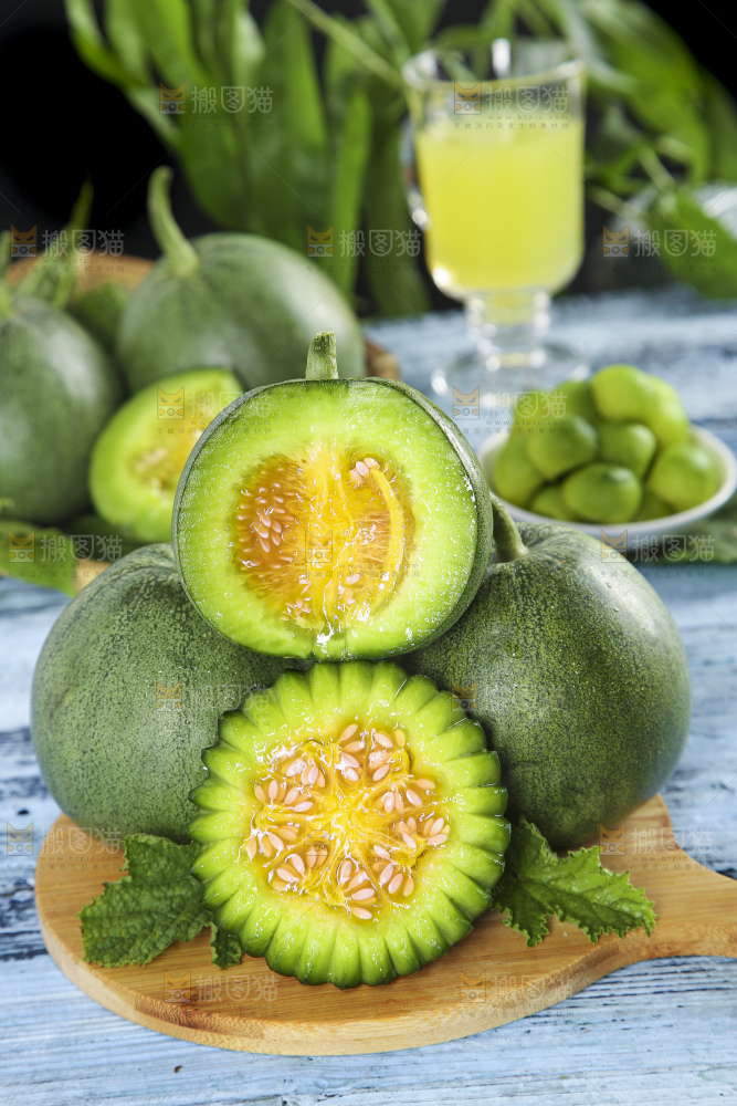 木底上放着绿宝香瓜