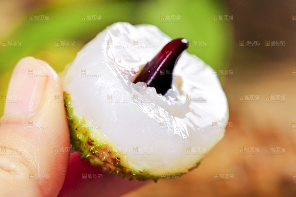 手里拿着荔枝