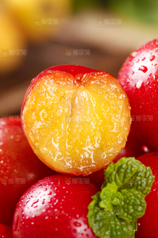 堆放着一堆红李子