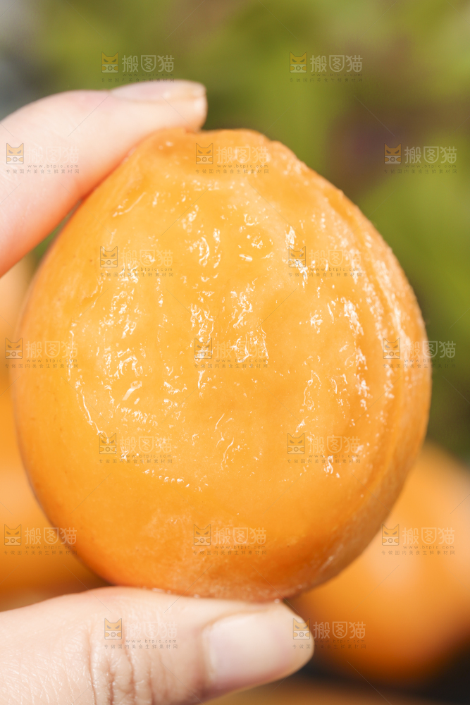 手里拿着枇杷果