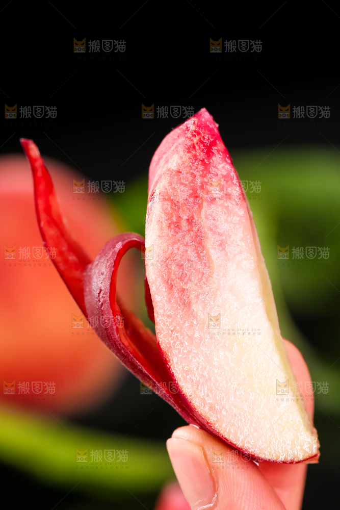 手里拿着切块的水蜜桃
