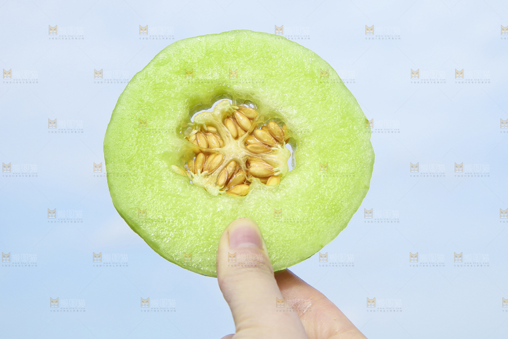 手里拿着玉菇香瓜