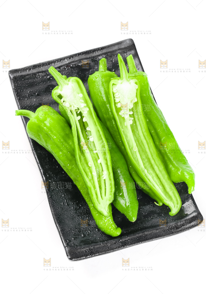 盘子里装着薄皮青椒