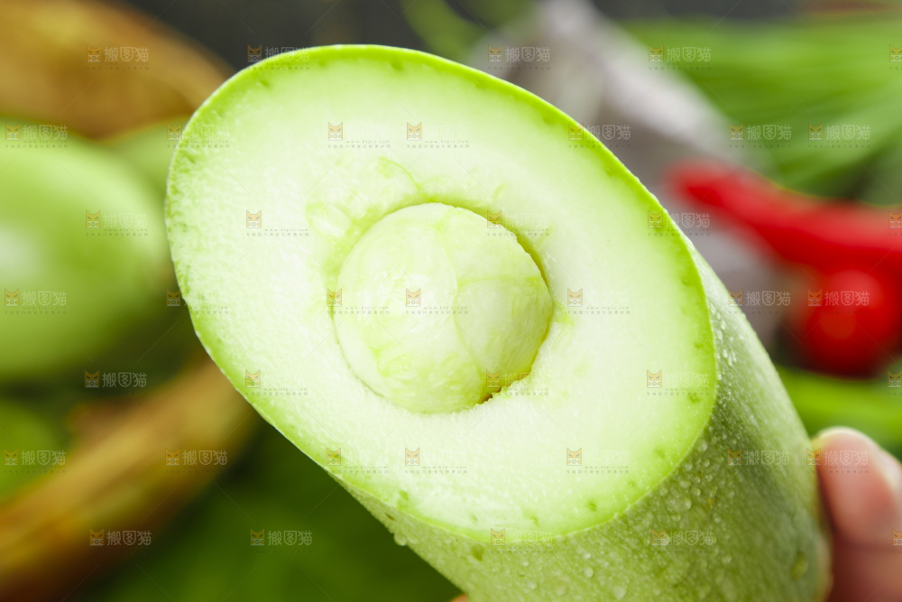 手里拿着西葫芦瓜