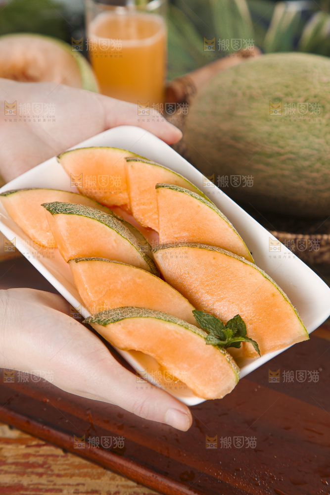 盘子里装着切块的哈密瓜
