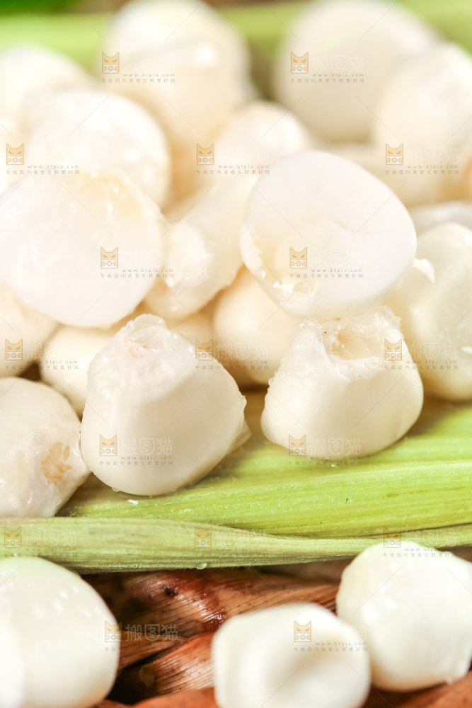 编织垫上放着玉米