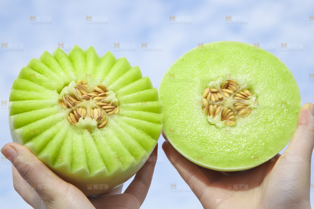 手里拿着新鲜玉菇蜜瓜