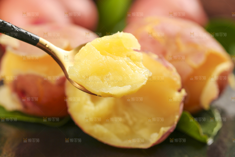 勺子上放着红皮土豆