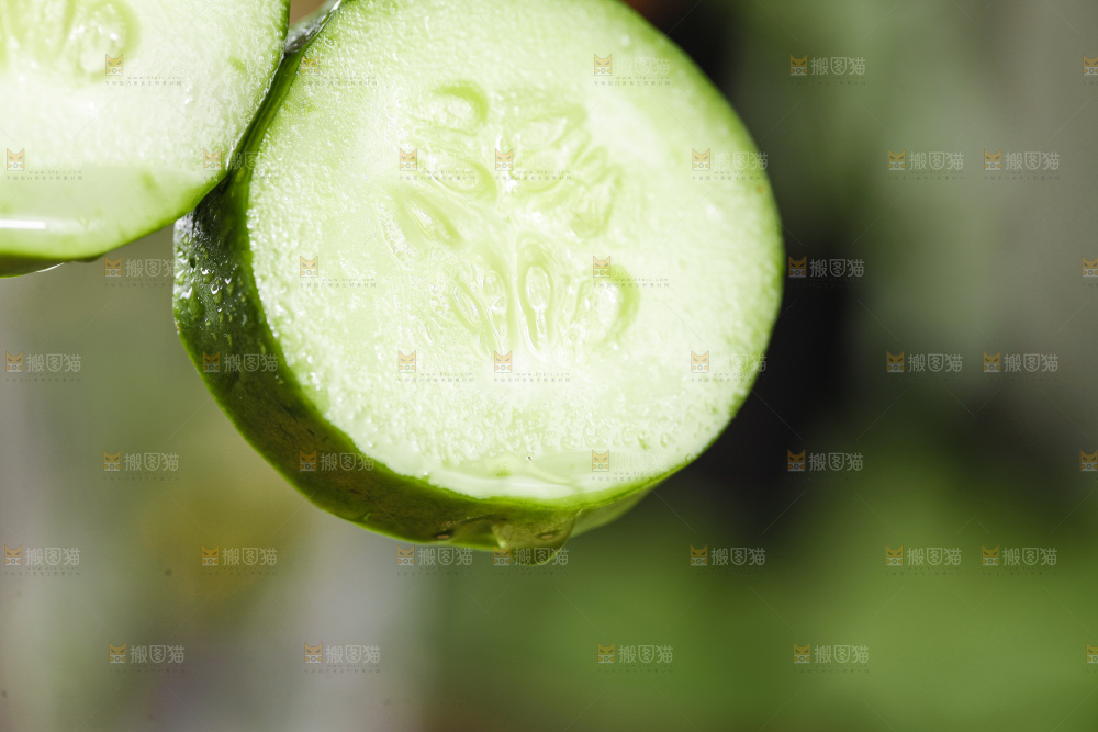 竹签串着切片的黄瓜