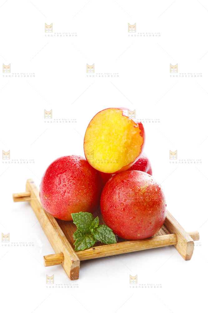 木盒里装着红李子