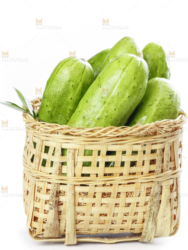 篮子里装着蔬菜黄瓜