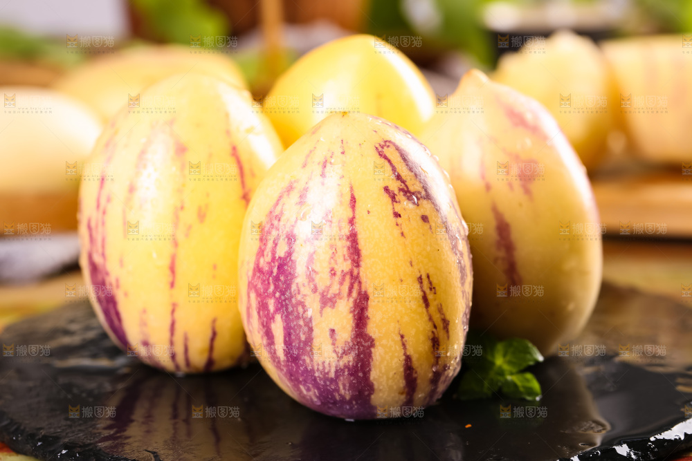 黑石板上摆放着人参圆果