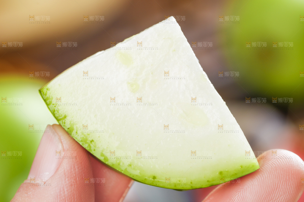 手里拿着切片的瓠子