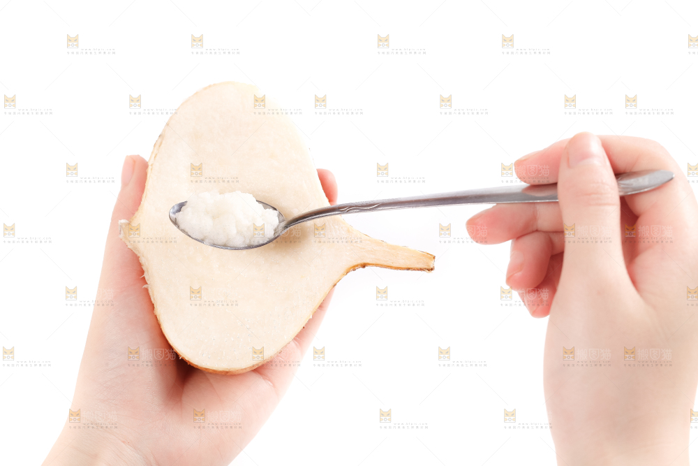 手里拿着凉薯