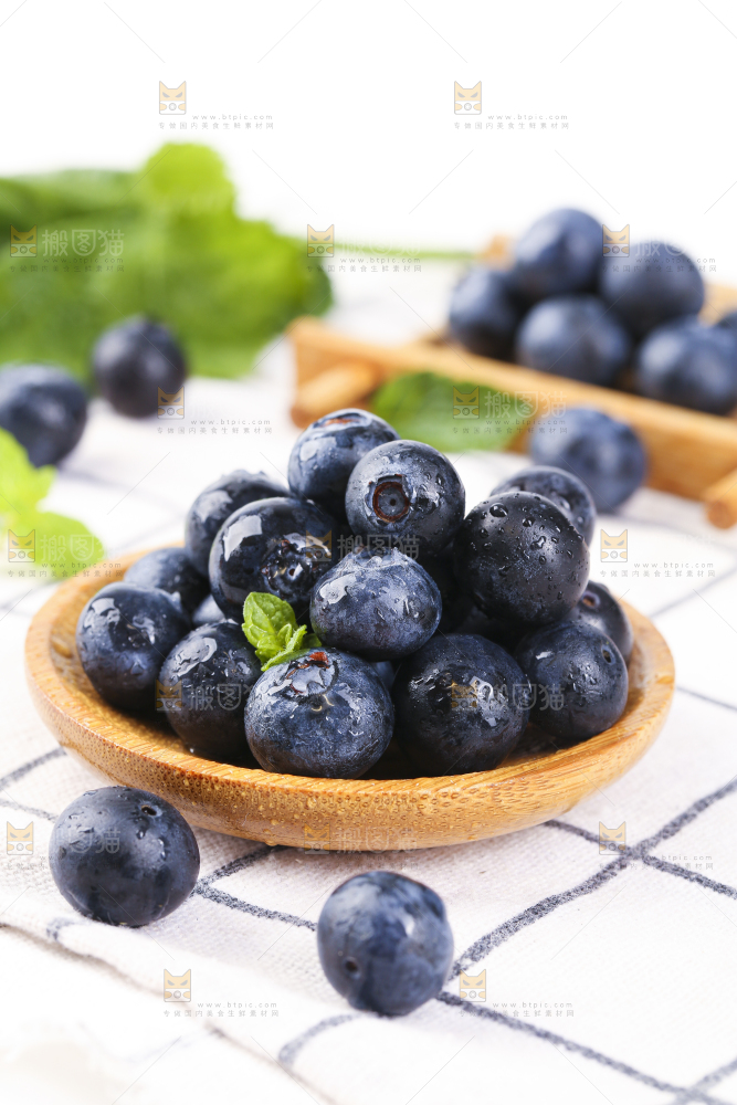 碟子里装着蓝莓果