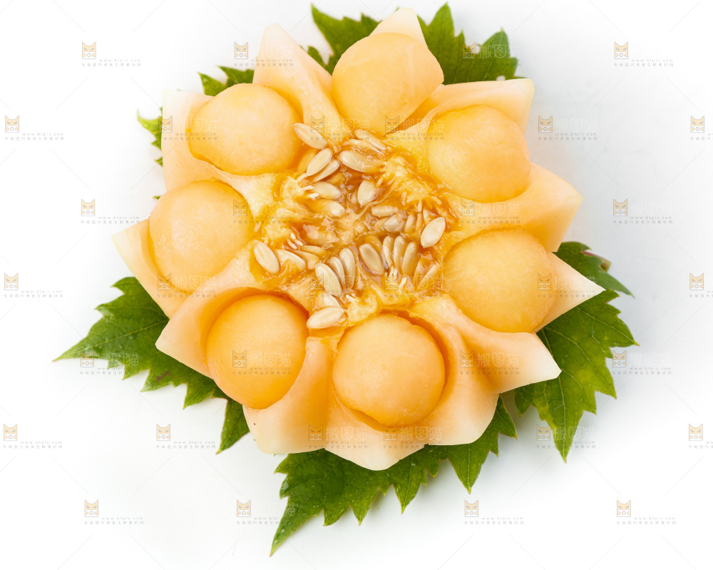 绿叶上摆放着蜜甜瓜
