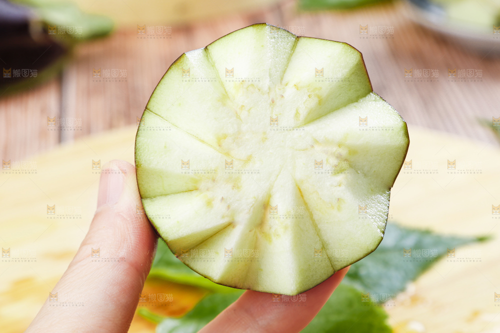 手里拿着茄子