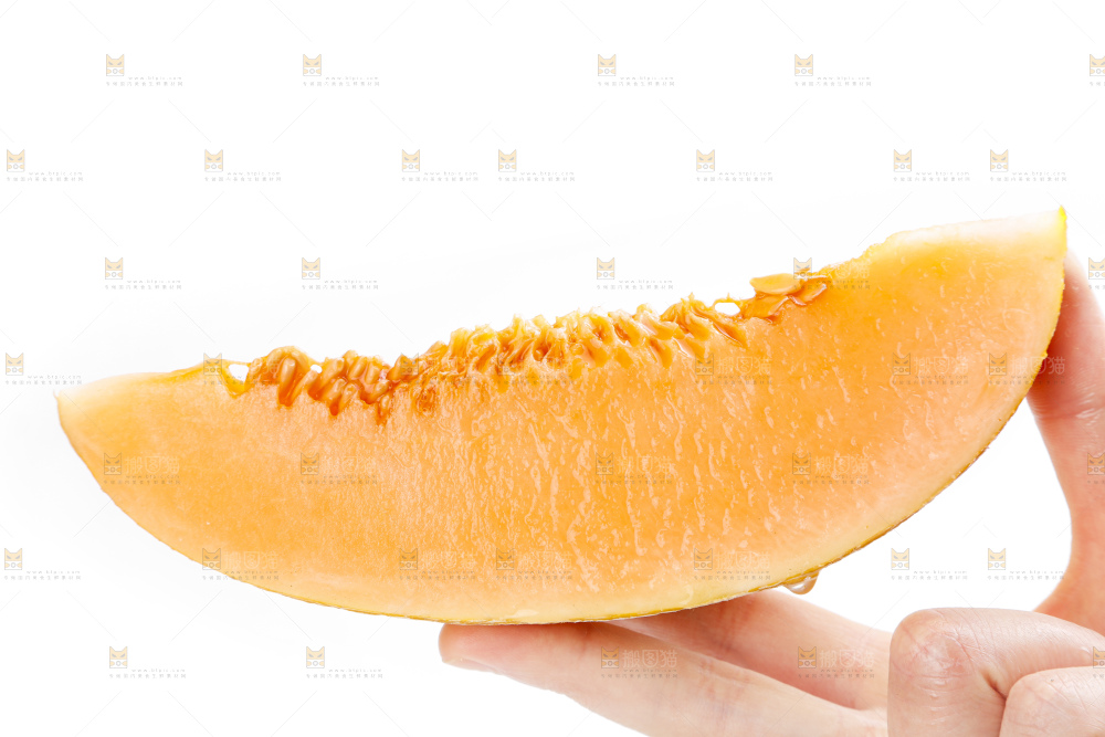 手里拿着新疆黄皮哈密瓜
