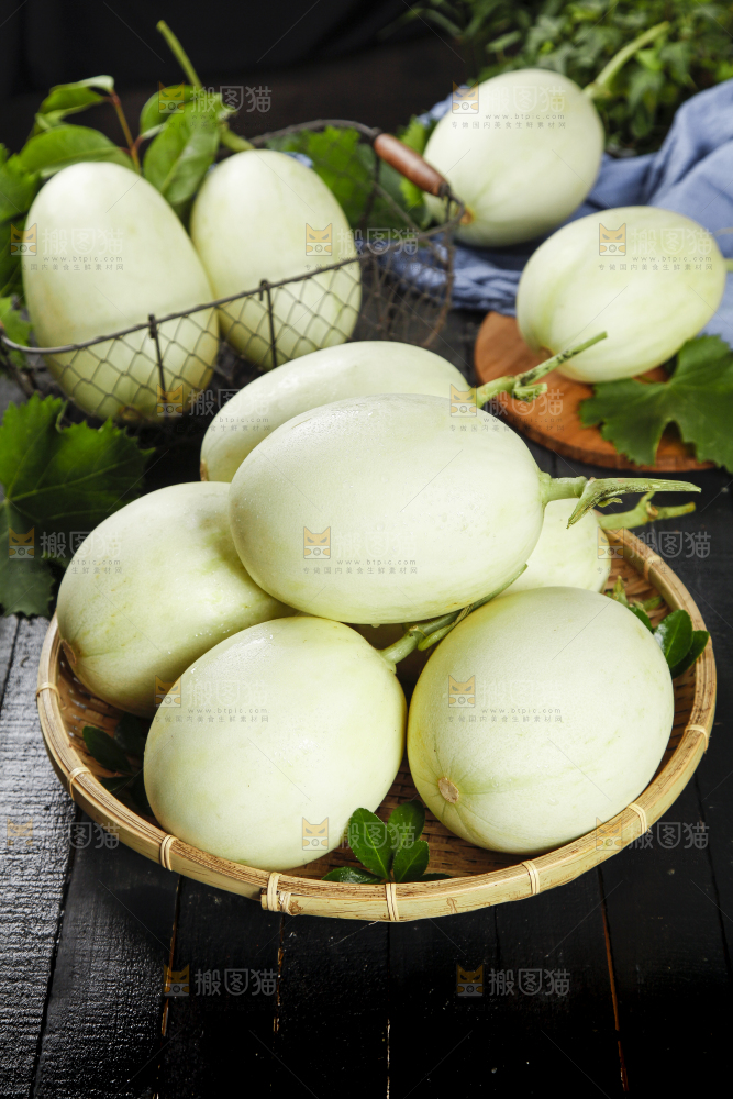 篮子里放着玉菇香瓜