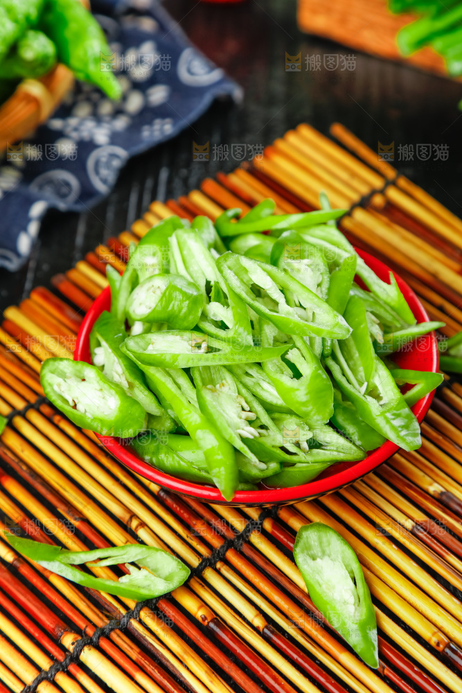 盘子里装着河南杭椒