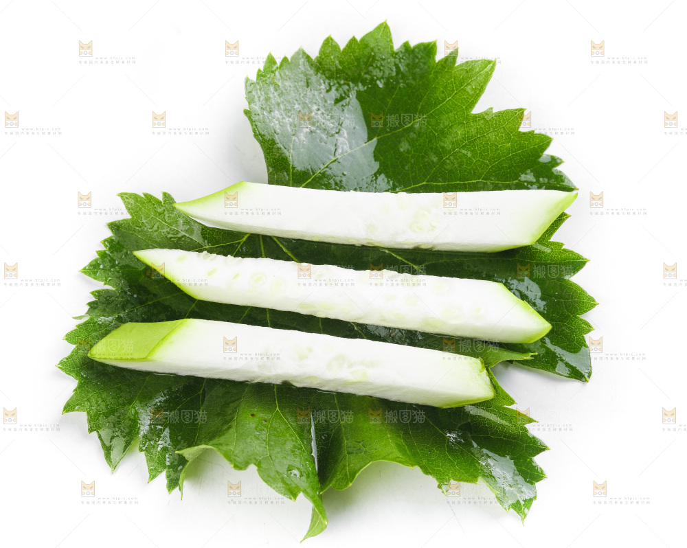 绿叶上放着切丝的蒲瓜