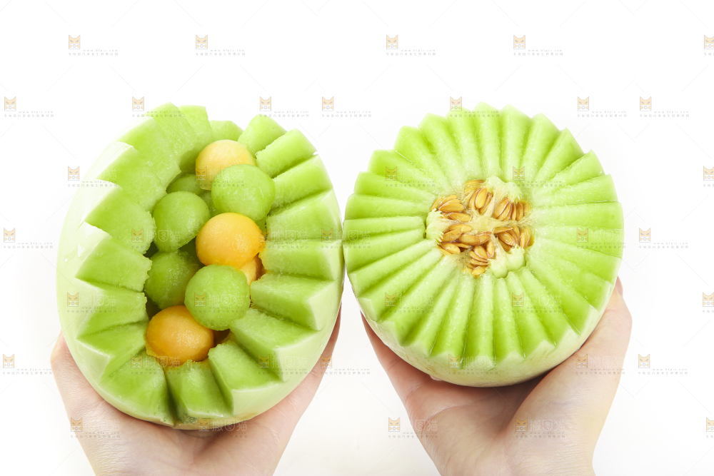 手里拿着玉菇甜瓜