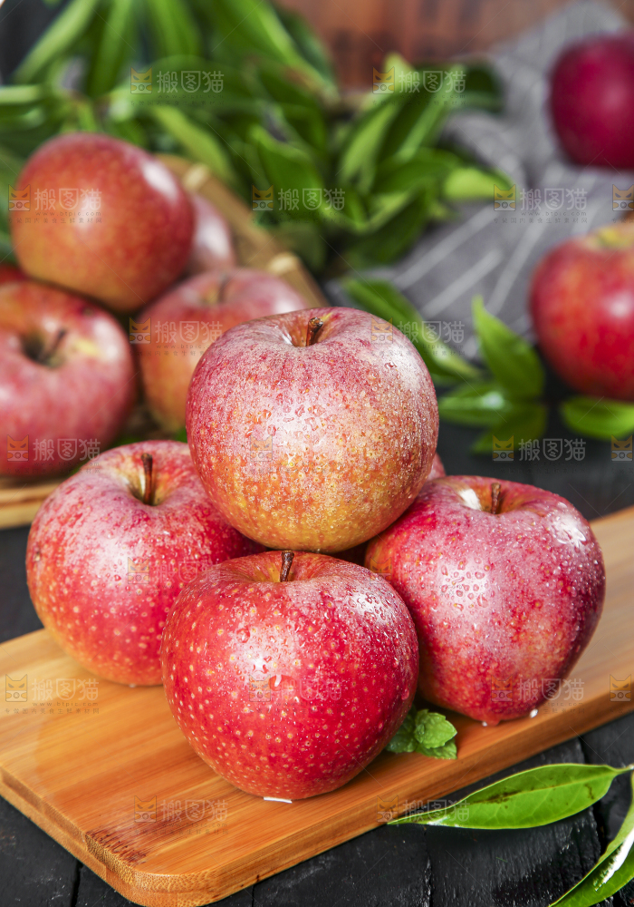 木板上摆放着秦冠苹果