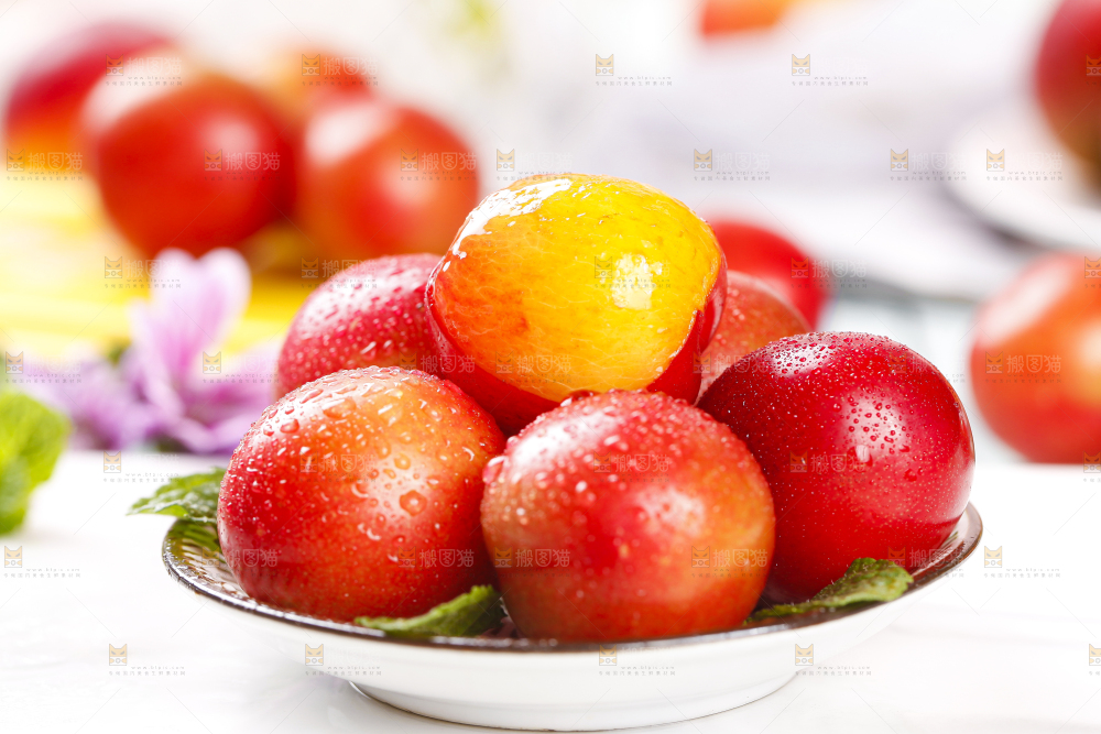 盘子里放着李子