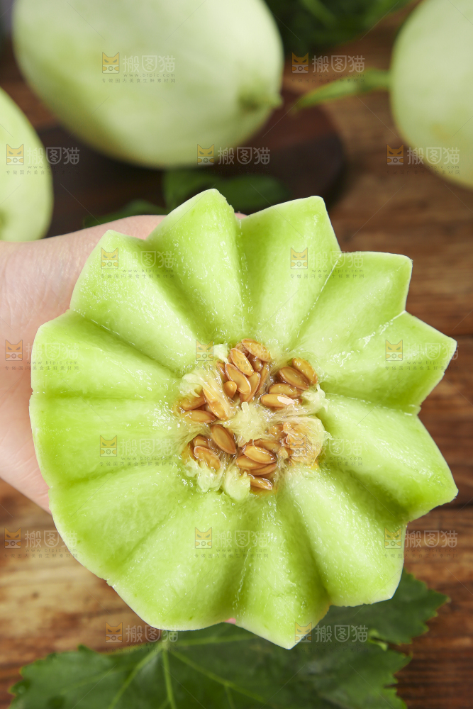 手里拿着玉菇甜瓜