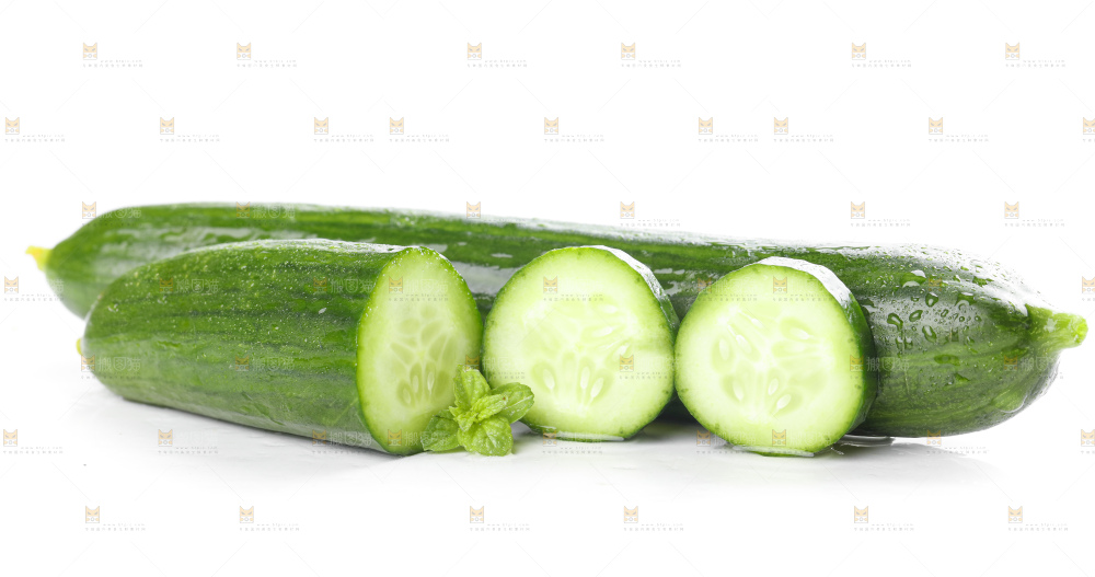 白底上放着黄瓜