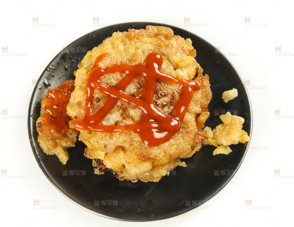 碟子里装着煎土豆饼